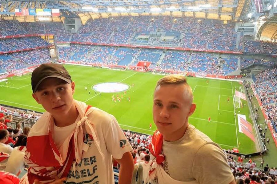 dwóch młodych chłopaków na stadionie