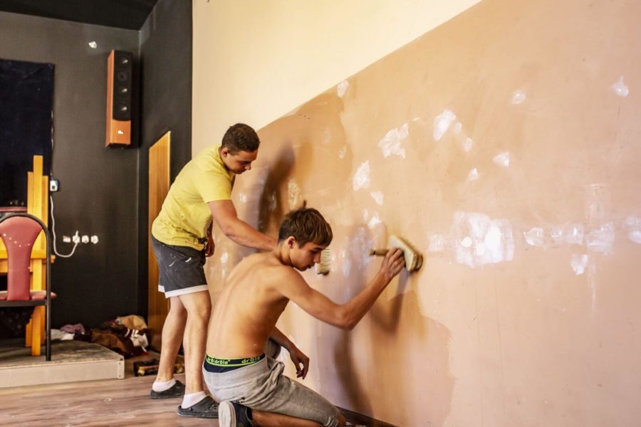 dwóch chłopaków maluje ścianę